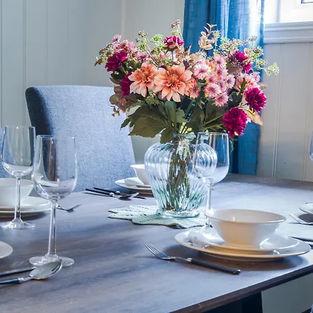 Apartman Spacious 3-br Apartment- 4 Min Drive To Helgelandstrappa