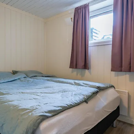 Spacious 3-br Apartment- 4 Min Drive To Helgelandstrappa